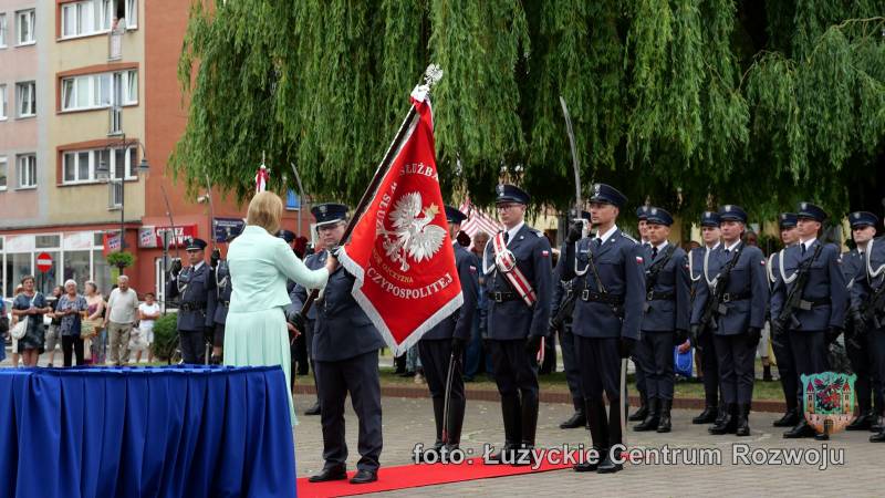 Uroczystość nadania sztandaru Zakładowi Karnemu w Zarębie. Sztandar dyrektorowi jednostki przekazuje minister Katarzyna Frydrych